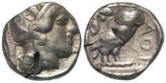 Greek Attika. Athen. Tetradrachme (Silber). Ca. 454 - 404 v. Chr. Vs: Kopf der Athena mit ölzweiggeschmücktem attischem Helm, Ohranhänger und Halskette rechts. Rs: Eule nach rechts stehend, Kopf en fa