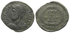 Roman Imperial Coinage Iulianus II. Apostata (360 - 363 n. Chr.). Follis (Bronze). 361 - 363 n. Chr. Nicomedia. Vs: D N FL CL IVLIANVS P F AVG. Behelmte Büste mit Perldiadem, Panzer, Lanze und Schild 