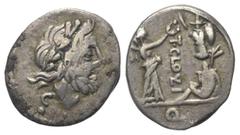 Roman Republican T. Cloelius. Quinar (Silber). 98 v. Chr. Rom. Vs: Kopf des Jupiter mit Lorbeerkranz rechts, dahinter Kontrollmarke. Rs: T CLOVLI. Victoria nach rechts stehend und Tropaeum bekränzend,