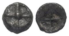 Greek Attika. Athen. Obol (Silber) Wappenmünze. Ca. 545 - 515 v. Chr. Vs: Vierspeichiges Rad. Rs: Diagonal geteiltes Quadratum incusum. 8 mm. 0,55 g. Seltman Group D, Taf. IV, p; HGC 4, 1654. Selten. 