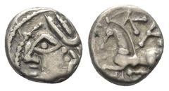 Keltische Münzen Gallien. Lingones. Typ Kaletedou. Quinar (Silber). Ca. 80 - 50 v. Chr. Vs: Leicht stilisierter Kopf mit Helm links. Rs: Pferd nach links galoppierend. 11 mm. 1,91 g. Slg. Flesche 258 
