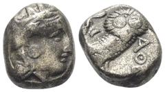 Griechische Münzen Attika. Athen. Tetradrachme (Silber). Ca. 353 - 294 v. Chr. Vs: Kopf der Athena mit ölzweiggeschmücktem attischem Helm, Ohranhänger und Halskette rechts. Rs: Eule nach rechts stehen