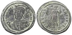 Roman Imperial Coinage Maximinus II. Daia (310 - 313 n. Chr.). Follis (Kupfer). 309 - 310 n. Chr. Antiochia. Vs: MAXIMINVS NOB CAES. Gepanzerte Büste mit Helm. In der Linken Schild, in der Rechten ges