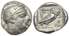 Greek Attika. Athen. Tetradrachme (Silber). Ca. 465 - 460 v. Chr. Vs: Kopf der Athena mit ölzweiggeschmücktem attischem Helm, Ohranhänger und Halskette rechts. Rs: Eule nach rechts stehend, Kopf en fa