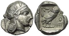 Griechische Münzen. Attika. Athen. Tetradrachme (Silber). Ca. 465 - 460 v. Chr. Vs: Kopf der Athena mit ölzweiggeschmücktem attischem Helm, Ohranhänger und Halskette rechts. Rs: Eule nach rechts stehe