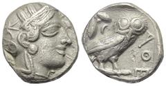 Griechische Münzen. Attika. Athen. Tetradrachme (Silber). Ca. 454 - 404 v. Chr. Vs: Kopf der Athena mit ölzweiggeschmücktem attischem Helm, Ohranhänger und Halskette rechts. Rs: Eule nach rechts stehe