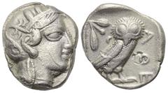 Griechische Münzen. Attika. Athen. Tetradrachme (Silber). Ca. 454 - 404 v. Chr. Vs: Kopf der Athena mit ölzweiggeschmücktem attischem Helm, Ohranhänger und Halskette rechts. Rs: Eule nach rechts stehe
