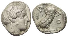 Griechische Münzen. Attika. Athen. Tetradrachme (Silber). Ca. 454 - 404 v. Chr. Vs: Kopf der Athena mit ölzweiggeschmücktem attischem Helm, Ohranhänger und Halskette rechts. Rs: Eule nach rechts stehe