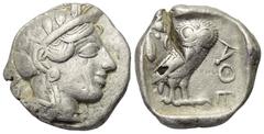 Griechische Münzen. Attika. Athen. Tetradrachme (Silber). Ca. 454 - 404 v. Chr. Vs: Kopf der Athena mit ölzweiggeschmücktem attischem Helm, Ohranhänger und Halskette rechts. Rs: Eule nach rechts stehe