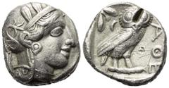 Griechische Münzen Attika. Athen. Tetradrachme (Silber). Ca. 454 - 404 v. Chr. Vs: Kopf der Athena mit ölzweiggeschmücktem attischem Helm, Ohranhänger und Halskette rechts. Rs: Eule nach rechts stehen