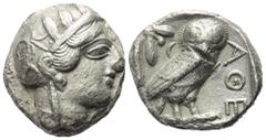 Griechische Münzen Attika. Athen. Tetradrachme (Silber). Ca. 454 - 404 v. Chr. Vs: Kopf der Athena mit ölzweiggeschmücktem attischem Helm, Ohranhänger und Halskette rechts. Rs: Eule nach rechts stehen