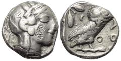 Griechische Münzen Attika. Athen. Gegengestempelte Prägungen. Tetradrachme (Silber). Ca. 454 - 404 v. Chr. Vs: Kopf der Athena mit ölzweiggeschmücktem attischem Helm, Ohranhänger und Halskette rechts.