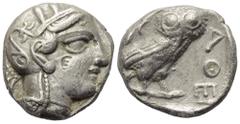 Griechische Münzen Attika. Athen. Gegengestempelte Prägungen. Tetradrachme (Silber). Ca. 454 - 404 v. Chr. Vs: Kopf der Athena mit ölzweiggeschmücktem attischem Helm, Ohranhänger und Halskette rechts.
