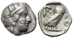 Griechische Münzen Attika. Athen. Gegengestempelte Prägungen. Tetradrachme (Silber). Ca. 454 - 404 v. Chr. Vs: Kopf der Athena mit ölzweiggeschmücktem attischem Helm, Ohranhänger und Halskette rechts.