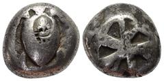 Griechische Münzen Inseln vor Attika. Aigina. Stater (Silber). Ca. 525 - 475 v. Chr. Vs: Seeschildkröte. Rs: Sechsfach geteiltes Quadratum incusum. 18 mm. 12,10 g. HGC 6, 428; Slg. Dewing 1655. Gegens