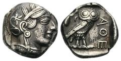 ATTIKA. Athen. Tetradrachmon. Ca. 449 - 420 v. Chr. Vs: Kopf der Athena mit ölzweiggeschmücktem, attischem Helm, Ohranhänger und Halskette rechts. Rs: AΘE. Eule nach rechts stehend, den Kopf en face, 