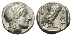 ATTIKA. Athen. Tetradrachmon. Ca. 449 - 404 v. Chr. Vs: Kopf der Athena mit ölzweiggeschmücktem, attischem Helm, Ohranhänger und Halskette rechts. Rs: AΘE. Eule nach rechts stehend, den Kopf en face, 