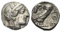 ATTIKA. Athen. Tetradrachmon. Ca. 454 - 435 v. Chr. Vs: Kopf der Athena mit ölzweiggeschmücktem, attischem Helm, Ohranhänger und Halskette rechts. Rs: AΘE. Eule nach rechts stehend, den Kopf en face, 