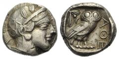 ATTIKA. Athen. Tetradrachmon. Ca. 454 - 404 v. Chr. Vs: Kopf der Athena mit ölzweiggeschmücktem, attischem Helm, Ohranhänger und Halskette rechts. Rs: AΘE. Eule nach rechts stehend, den Kopf en face, 