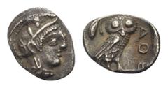 ATTIKA. Athen. Obol. Ca. 454 - 404 v. Chr. Vs: Kopf der Athena mit attischem Helm rechts. Rs: AΘE. Eule nach rechts stehend, den Kopf en face, im Feld links oben Olivenzweig; das Ganze in vertieftem Q