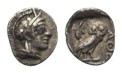 ATTIKA. Athen. Hemiobol. Ca. 454 - 404 v. Chr. Vs: Kopf der Athena mit attischem Helm rechts. Rs: AΘE. Eule nach rechts stehend, den Kopf en face, im Feld links oben Olivenzweig; das Ganze in vertieft