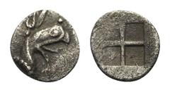 Ionien. Teos. Tetartemorion. ca. 510 - 450 v. Chr. Vs: Greifenkopf rechts. Rs: Viergeteiltes Quadratum incusum. 7 mm. 0,21 g. Matzke (2000) 93; Balcer (1968) Gruppe XXXIII; SNG Kayhan I, 603; SNG Keck