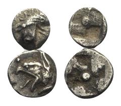 Griechische Münzen. Ionien. Teos. Lot (2 Stück): 1 Hemitetartemorion / 1 Tetartemorion. Ca. 510 - 450 v. Chr. Vs: Greifenkopf rechts / Greifenkopf links. Rs: Vierteiliges Quadratum incusum mit zentral