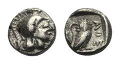 Attika. Athen. Hemiobol. Ca. 500 - 480 v. Chr. Vs: Kopf der Athena mit attischem Helm rechts. Rs: Eule nach rechts stehend, den Kopf en face, im Feld links oben Ölzweig und Mondsichel; das Ganze in Qu