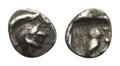 Attika. Athen. Tetartemorion. Ca. 500 - 480 v. Chr. Vs: Kopf der Athena mit attischem Helm rechts. Rs: Eule nach rechts stehend, den Kopf en face, im Feld links oben Ölzweig und Mondsichel; das Ganze 