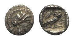 Attika. Athen. Hemiobol. Ca. 485 - 480 v. Chr. Vs: Kopf der Athena mit attischem Helm rechts. Rs: Eule nach rechts stehend, den Kopf en face, im Feld links oben Olivenzweig; das Ganze in Quadratum inc