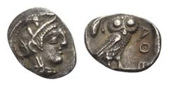 Attika. Athen. Obol. Ca. 454 - 404 v. Chr. Vs: Kopf der Athena mit attischem Helm rechts. Rs: Eule nach rechts stehend, den Kopf en face; im Feld links oben Olivenzweig, das Ganze in Quadratum incusum