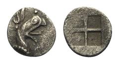 Ionien. Teos. Tetartemorion. Ca. 510 - 450 v. Chr. Vs: Greifenkopf rechts. Rs: Viergeteiltes Quadratum incusum. 7 mm. 0,21 g. Matzke (2000) 93; Balcer (1968) Gruppe XXXIII; SNG Kayhan I, 603; SNG Keck