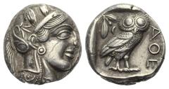 Attika. Athen. Tetradrachme. Ca. 454 - 404 v. Chr. Vs: Kopf der Athena mit ölzweiggeschmücktem, attischem Helm, Ohranhänger und Halskette rechts. Rs: Eule nach rechts stehend, Kopf en face, im Feld li