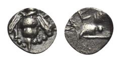 Ionien. Ephesos. Tetartemorion. Ca. 500 - 420 v. Chr. Vs: Biene. Rs: Adlerkopf links. 6 mm. 0,19 g. Karwiese Serie IV 3, Nr. 28. Fast vorzüglich.