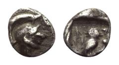 Attika. Athen. Tetartemorion. Ca. 500 - 480 v. Chr. Vs: Kopf der Athena mit attischem Helm rechts. Rs: Eule nach rechts stehend, den Kopf en face, im Feld links oben Ölzweig und Mondsichel; das Ganze 