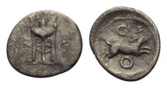 Greek Bruttium. Kroton. Diobol. Ca. 450 - 420 v. Chr. Vs: K - P. Dreifuß. Rs: Hase nach rechts springend; darüber und darunter O. 11 mm. 0,62 g. SNG ANS 332 var.; Vgl. Dr. Busso Peus, Auktion 407 (201