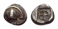 Greek Boiotien. Theben. Hemiobol. Ca. 480 - 460 v. Chr. Vs: Halber boiotischer Schild. Rs: Theta in einem Quadratum incusum. 6 mm. 0,48 g. Slg. BCD Boiotia 358a; HGC 4, 1362. Sehr selten. Sehr schön /
