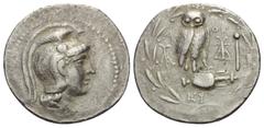 Greek Attika. Athen. Tetradrachme. Ca. 164 - 139 v. Chr. Vs: Kopf der Athena mit attischem Helm rechts. Rs: Eule auf liegender Amphora nach rechts stehend, den Kopf en face; links im Feld Monogramm, r