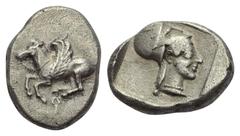Greek Korinthia. Korinth. Stater. Ca. 500 - 450 v. Chr. Vs: Pegasos nach links fliegend, darunter Koppa. Rs: Kopf der Athena mit korinthischem Helm und Perlenhalskette rechts; das Ganze in Quadratum i