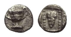 Greek Thrako-Makedonische Prägungen. Ungesicherte Münzstätte. Hemiobol. 6. - 5. Jhdt. v. Chr. Vs: Kantharos. Rs: Weintraube in Perllinienquadrat; das Ganze in Quadratum incusum. 6 mm. 0,26 g. Tzamalis