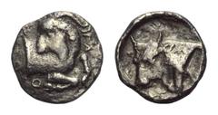 Greek Kleinasien. Ungesicherte Münzstätten. Hemiobol. 4. Jhdt. v. Chr. Vs: Ziegenprotome mit zurückgewandtem Kopf nach rechts. Rs: Stierkopf links. 8 mm. 0,40 g. Vgl. G & N, Auktion 1 (2013), Nr. 83. 