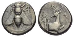 Greek Ionien. Ephesos. Tetradrachme. Ca. 350 - 340 v. Chr. Vs: Biene zwischen Ethnikon. Rs: Hirschprotome mit zurückgewandtem Kopf nach rechts kniend; links im Feld Palme, rechts Magistrat: Olympiodor