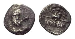 Greek Kilikien. Ungesicherte Münzstätten. Tetartemorion. 4. Jhdt. v. Chr. Vs: Büste des bärtigen Herakles mit Keule in Dreiviertelansicht rechts. Rs: Kopf eines Löwen mit Pfeil im Maul en face. 9 mm. 