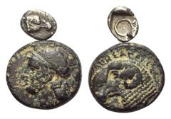 Greek Griechische Münzen - Lots. Ionien. Klazomenai / Magnesia am Mäander. Lot (2 Stück): 1 Bronze, 1 Tetartemorion, 5. - 4. Jhdt. v. Chr. Vs: Kopf der Athena mit attischem Helm links / Adlerkopf rech