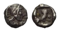 Greek Attika. Athen. Hemiobol. Ca. 500 - 480 v. Chr. Vs: Kopf der Athena mit attischem Helm rechts. Rs: Eule nach rechts stehend, den Kopf en face, im Feld links oben Ölzweig und Mondsichel; das Ganze