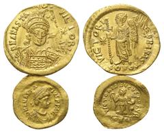 Byzantine Byzantinische Münzen - Lots. Anastasius I. (491 - 518 n. Chr.). Lot (2 Stück): 1 Solidus, 1 Tremissis; Constantinopolis. Vs: Drapierte Büste mit Helm, Panzer und geschulterter Lanze en face 