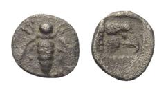 Greek Ionien. Ephesos. Tetartemorion (Silber). Ca. 500 - 420 v. Chr. Vs: Biene. Rs: Adlerkopf rechts in vertieftem Quadrat. 6 mm. 0,19 g. SNG Kayhan 126. Sehr schön.