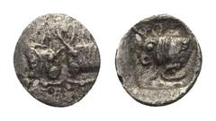 Greek Karien. Unbestimmte Münzstätte. Tetartemorion (Silber). Ca. 500 - 450 v. Chr. Vs: Zwei Stierprotomen einander gegenüber. Rs: Stierprotome links in vertieftem Quadrat. 7 mm. 0,14 g. SNG Kayhan 96