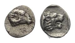 Greek Karien. Unbestimmte Münzstätte. Tetartemorion (Silber). Um 400 v. Chr. Vs: Widderkopf rechts. Rs: Löwenkopf rechts. 7 mm. 0,29 g. SNG Keckman 903. Sehr schön / fast vorzüglich.