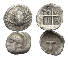 Greek Griechische Münzen - Lots. Makedonien / Arkadien. Tragilos / Tegea. Lot (2 Stück, Silber): 1 Hemiobol, 1 Tetartemorion. 5. Jhdt. v. Chr. Vs: Kornähre / Athenakopf links. Rs: Viergeteiltes Quadra